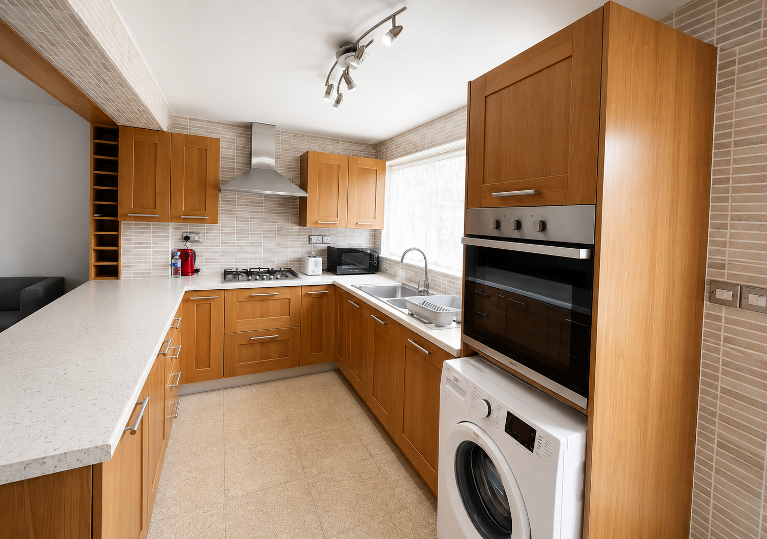 3 bed property in Hanworth Road, Hounslow